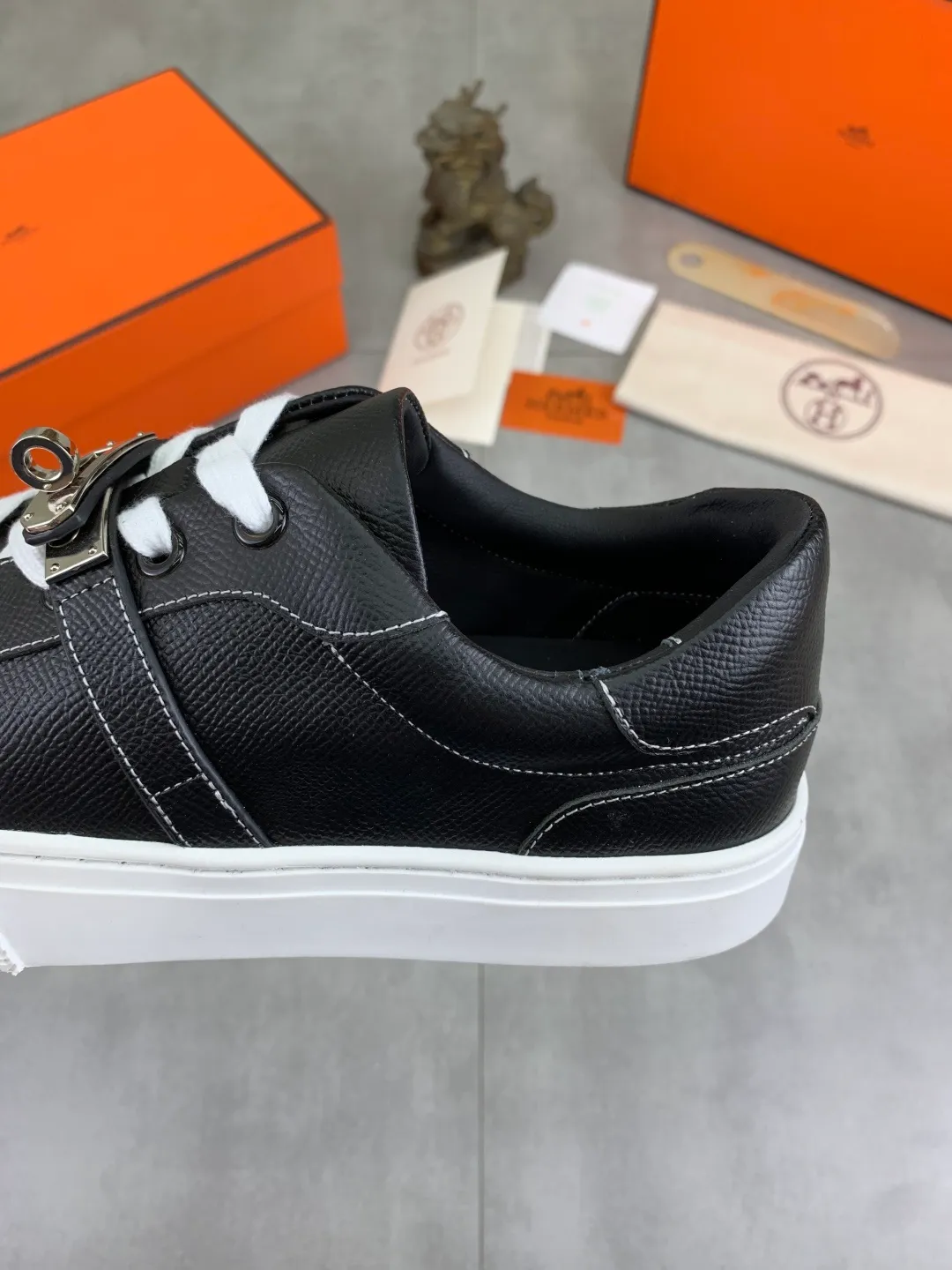 Men's men's shoes 💰P640 New Hermes top version Hermès classic couple style #𝐊𝐞𝐥𝐥𝐲 buckle casual white shoes skateboard shoes that will not conflict with shoes at all. Full of unknowns, Hermès rarely produces flat casual shoes and they are paired with classic palladium-plated Kelly shoe buckles! You'll fall in love with it at first sight. It's super versatile and can be worn with any skirt or pants. 🉑️Close your eyes and wear it. It's super noble. Fabric: Specific cowhide/canvas material. Lining: Sheepskin lining. Outsole: Original molded TPU outsole. Size: 35-45.